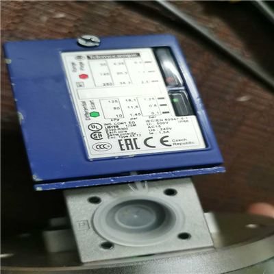 议价施耐德ⅩMLCS02B2S11压力开关，的库存货，外包装