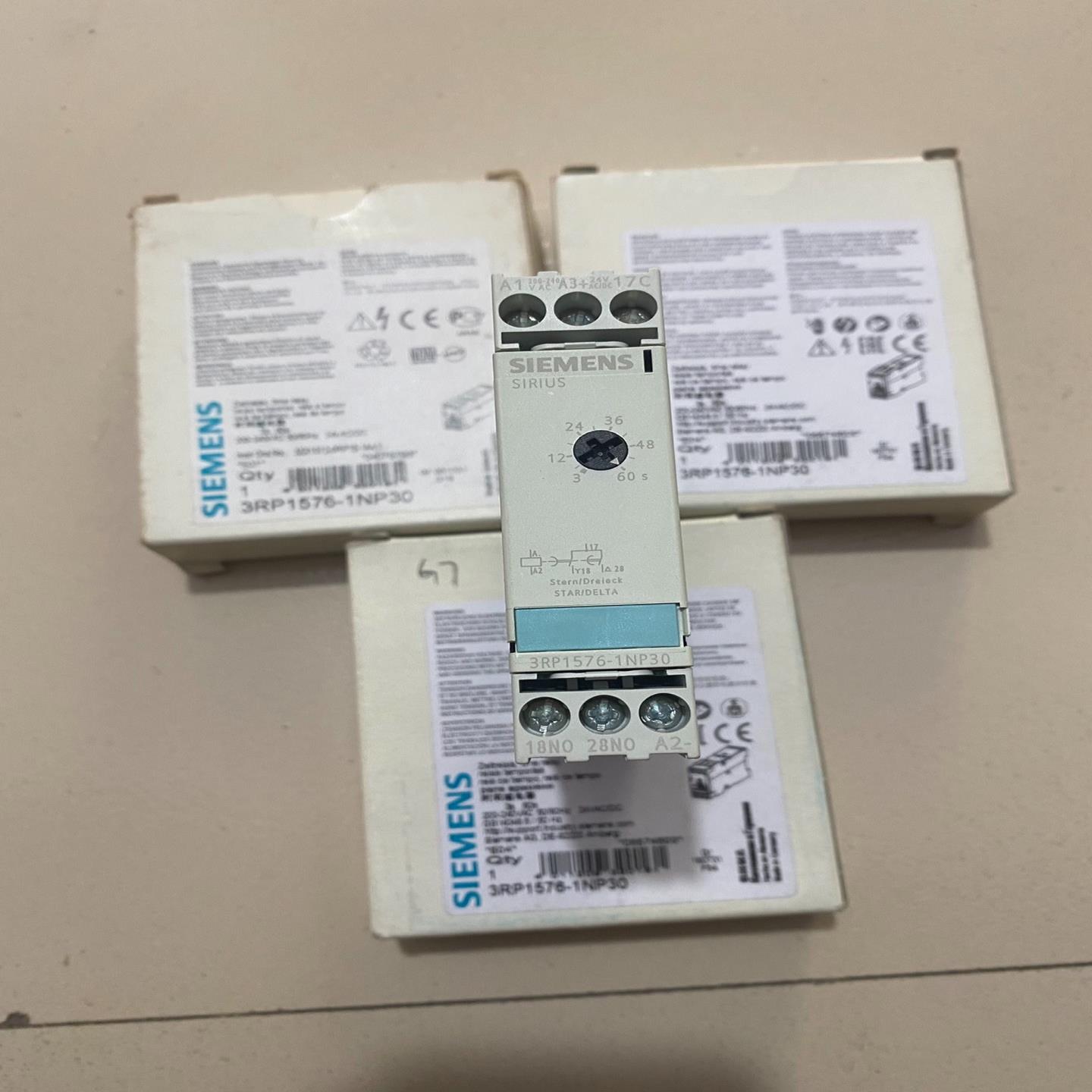 SlEMENS时间继电器3RP1576一1NP30(崽崽配件）