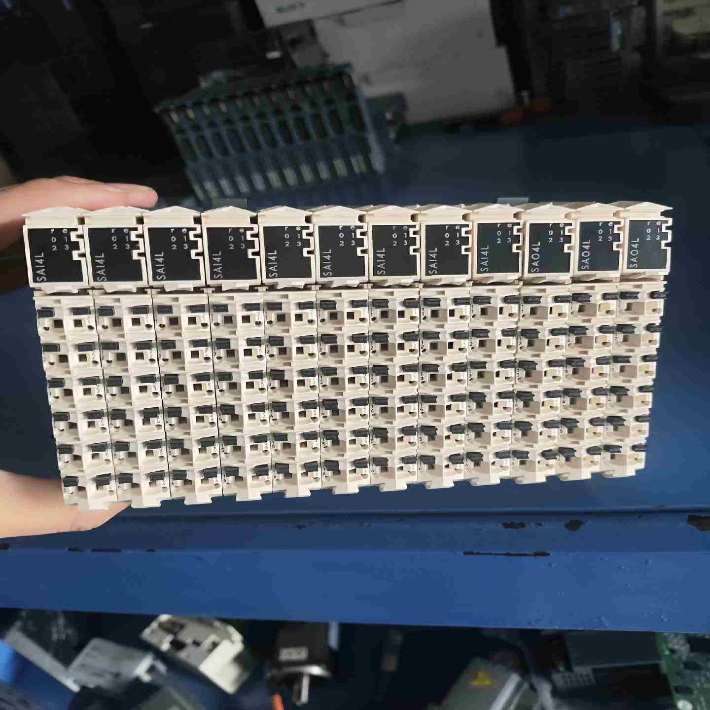 施耐德 TM5SAI4L  TM5SAO4L  功能正常议价