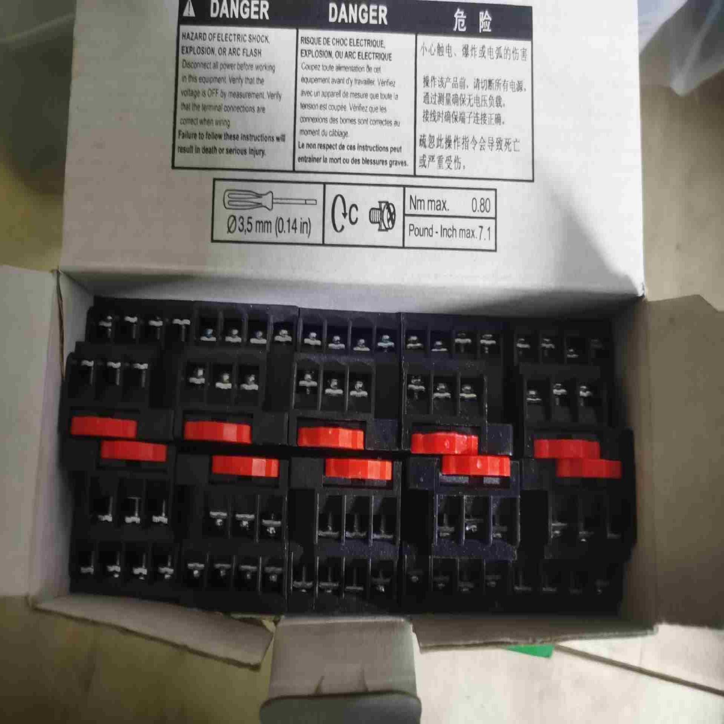 施耐德中间继电器RXZE1M4C底座130元一盒十个包议价