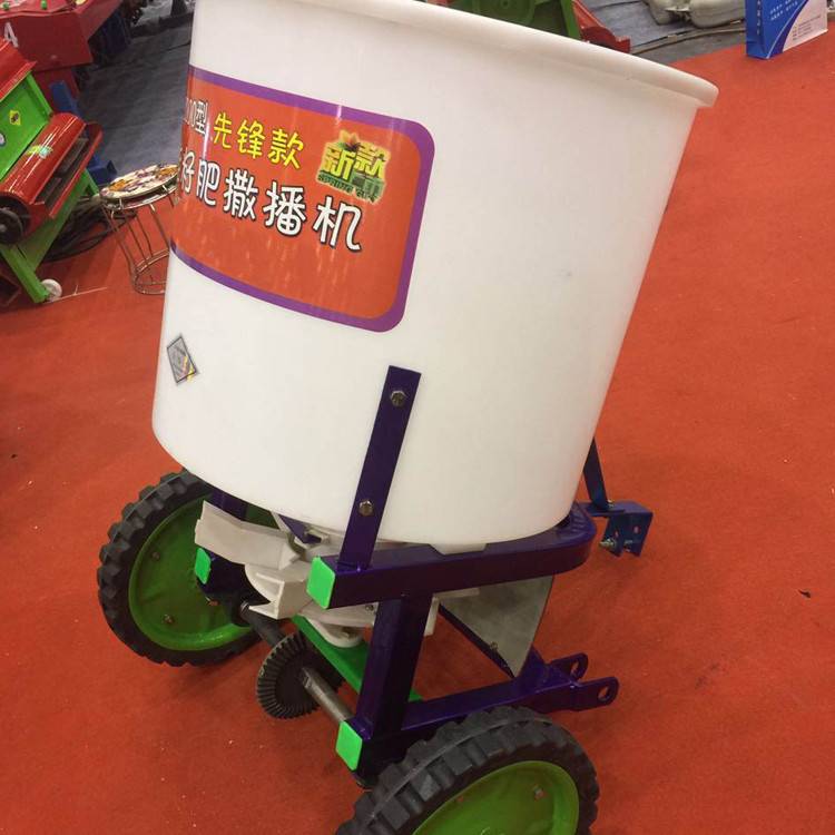 拖拉机后悬挂式撒肥工具 多功能四轮撒肥桶 电动草种籽撒播机