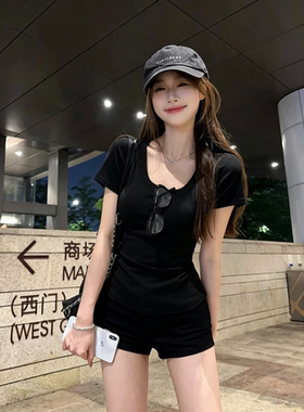 2026夏季新款黑色短袖T恤女美式甜辣妹U领修身显瘦设计感短款上衣