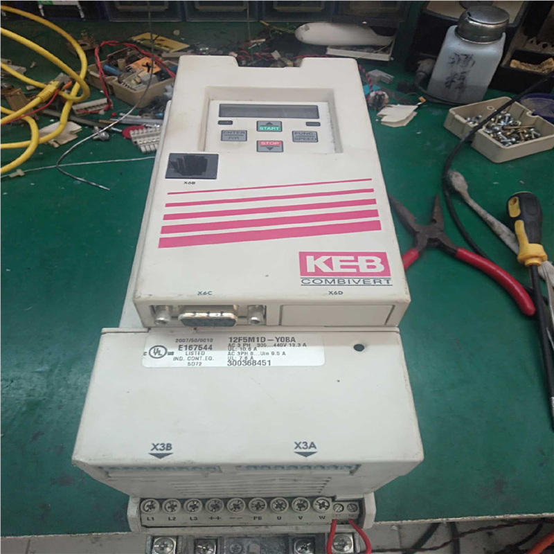 议价~科比变频器12F5M1D-YB0A，功能正常。