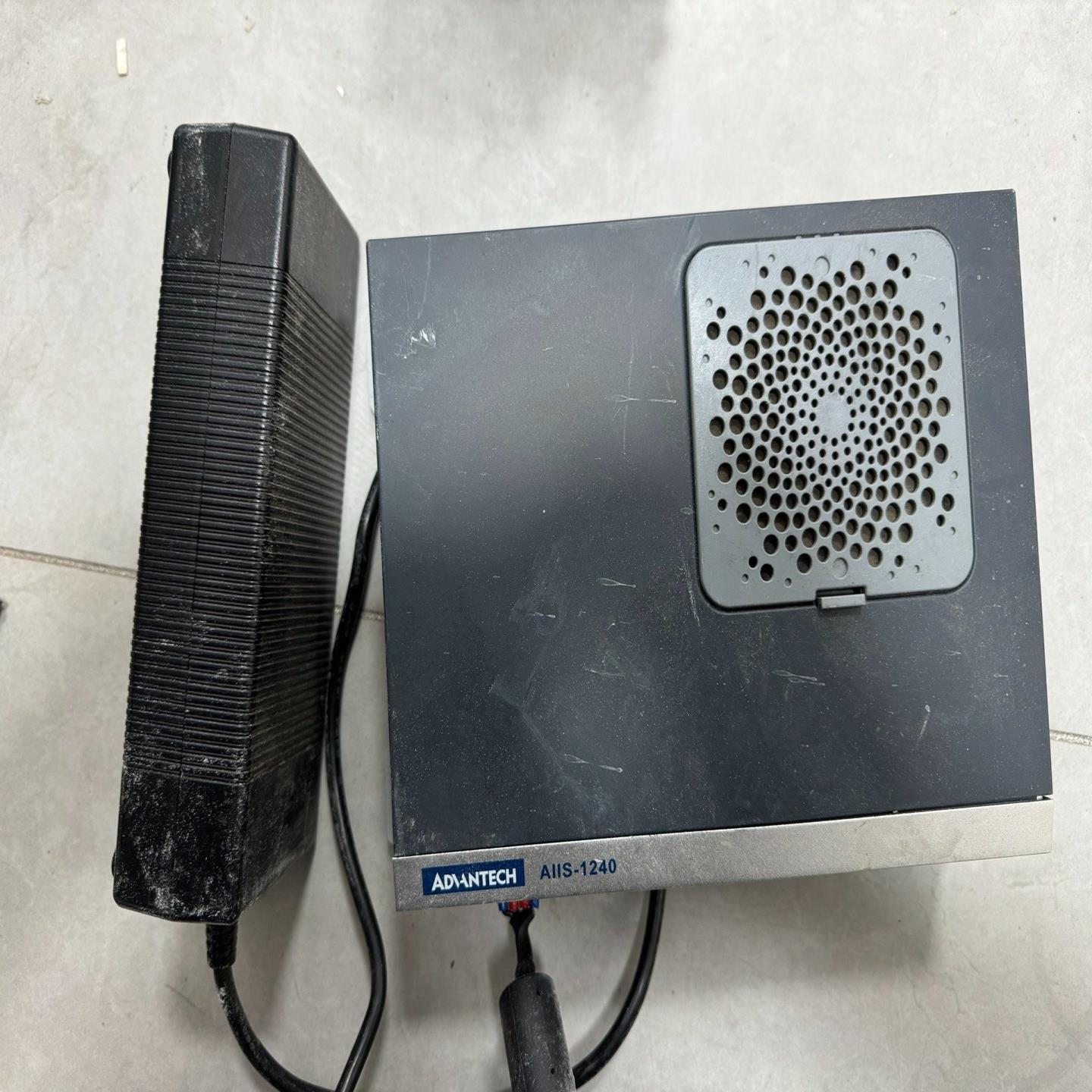 议价研华AIIS-1240嵌入式小型工控机，成色如图，有划痕。配