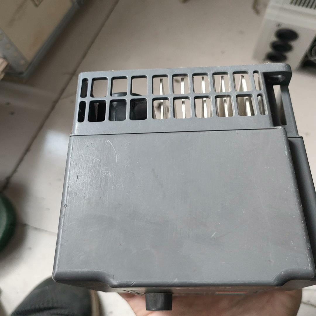 伟创AC70E-220V2.2KW变频器一台，成色自定义，缺(崽崽配件）