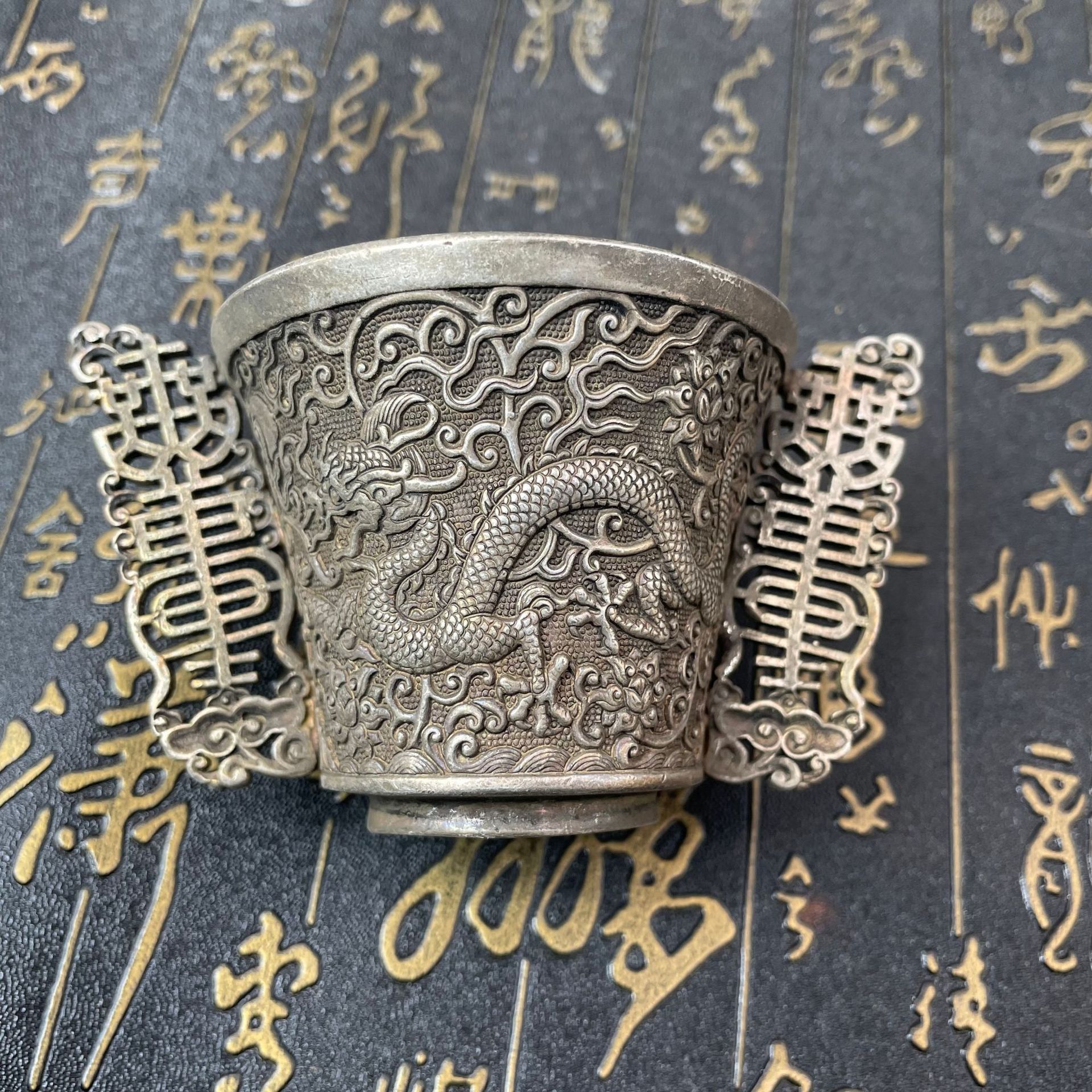 工艺品新品厂家批发仿古做旧包浆双龙浮雕纯铜酒杯工艺品摆件杂项