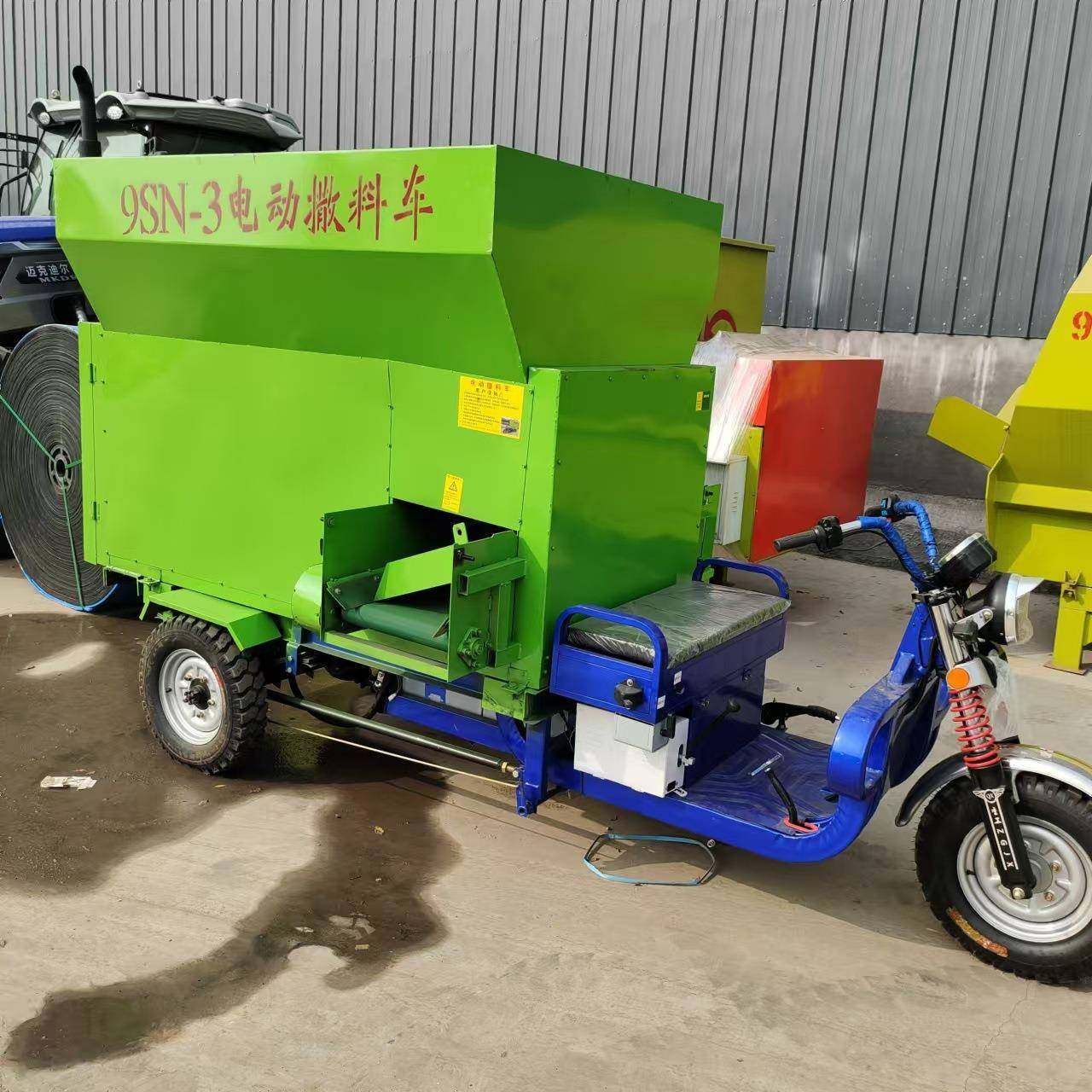 小型电动三轮撒料车牛羊驴电动撒料车厂家直发车载式饲草投喂车