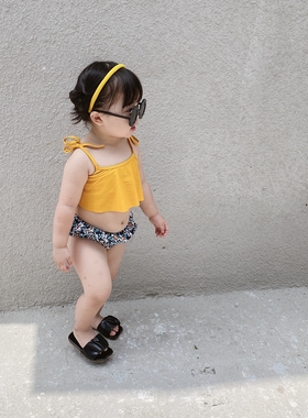 速发童吊款新宝姜黄色宝带碎花分体撞色比基尼泳装