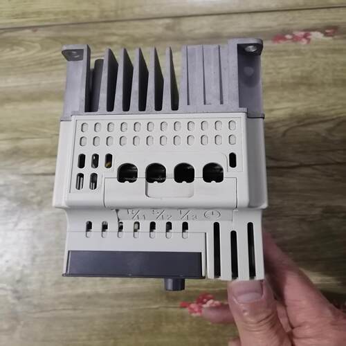 台达变频器VFD015E21A二手拆机，功能完好，陈色新，图~议价