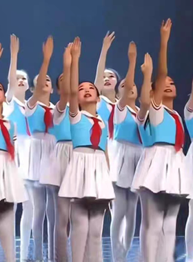 儿童奔跑在阳光下舞蹈服红领巾向未来追梦主题一路前行表演出服装