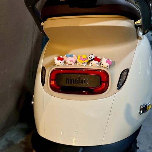 hellokitty车贴女生氛围骑行车尾灯小配件爱玛九号电动车装饰
