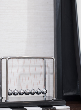 《消弭》 牛顿减压摆球r悬浮创意桌面摆件物理金属办公室家居解压