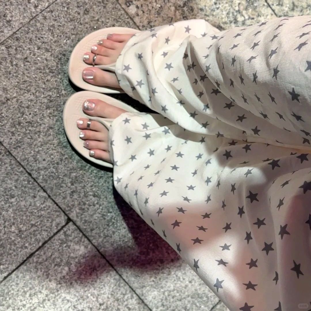 卡通粉色小玉慵懒风休闲