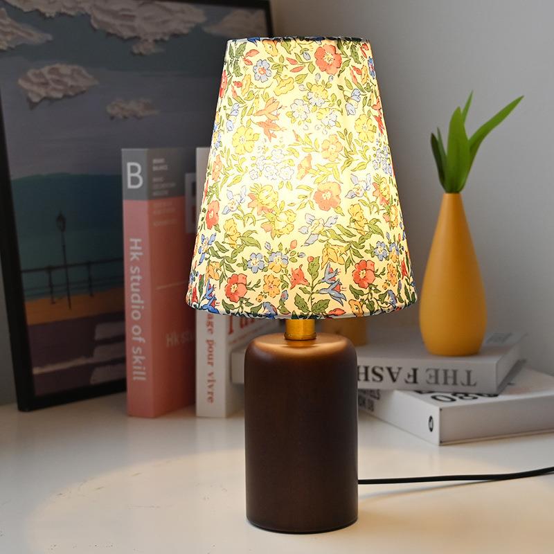 ins日式复古碎花小台灯床头百搭耐看法式田园风民宿装饰实木台灯