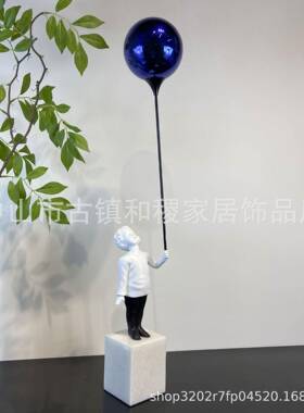 简约轻奢创意红色气球男孩提气球摆件样板房客厅桌面软装摆设饰品