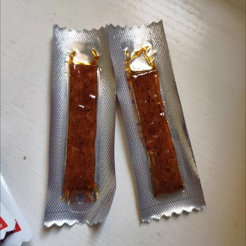 风干牛肉条味辣条网红休闲麻辣怀旧童年小零食整箱潮