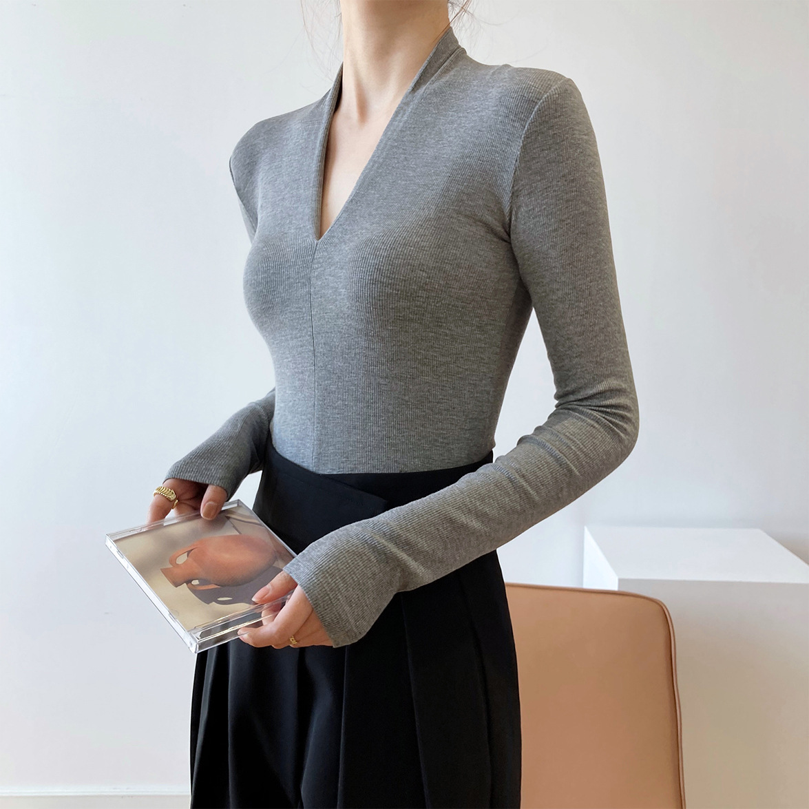 鹿西 2025秋款新款网红V领长袖t恤女修身心机内搭打底衫上衣231