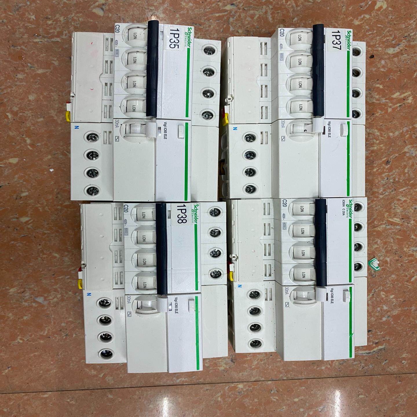 施耐德4P漏电开关C20A成色如图功能正常一只议价