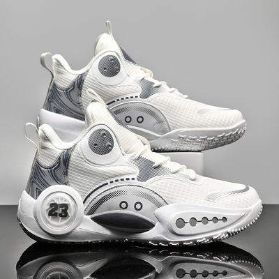 詹姆斯联名篮球鞋碳板运动有声音
