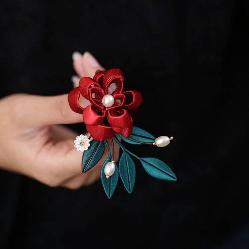 红色花朵胸针女款缠花秀禾服装饰