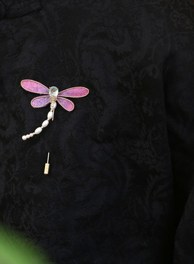 蜻蜓可爱胸针配连衣裙紫色胸花女款2025新款仿绒花装饰品别针西服