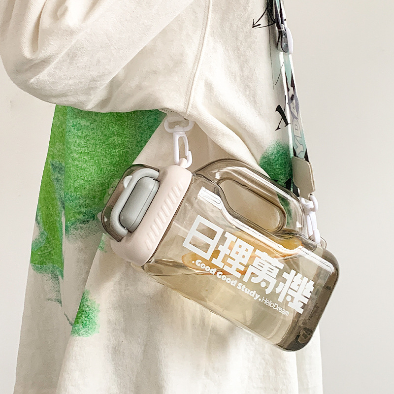 简约大容量水杯带吸管男女生高颜值杯子学生斜挎健身运动水壶