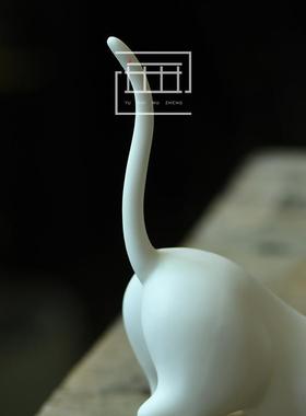 亚光釉白瓷20506小车柜猫摆件杂店工艺货家居书装饰摆设品创意载