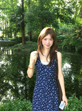 2025新款茶歇法式藏青色碎花吊带连衣裙子女夏季小个子高级感长裙