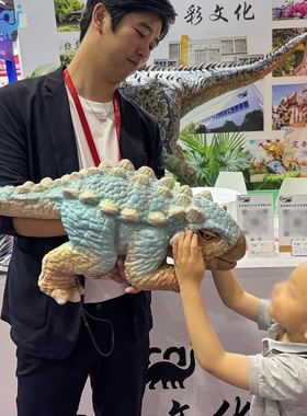 自贡仿真恐龙手偶张嘴叫眨眼 景区公园引流互动表演道具制作厂家