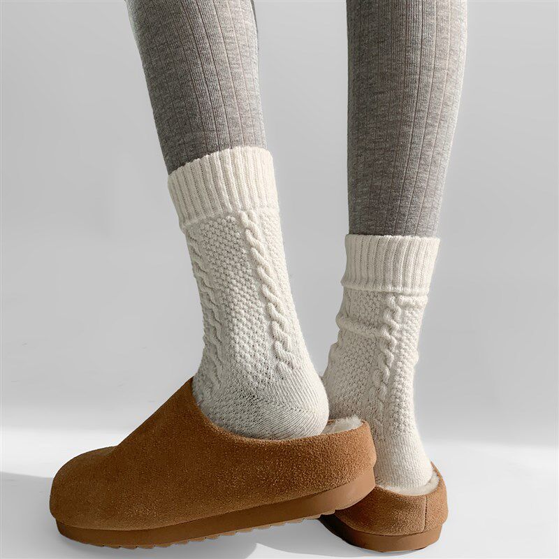 夜间教习室粗针毛线袜秋冬复古针织麻花条纹中筒白色粗线堆堆袜女