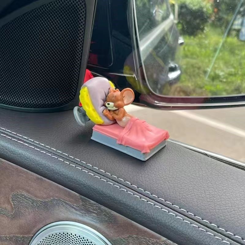 网红汽车摆件2024新款中控台车内装饰品大全猫和老鼠车载手办公仔