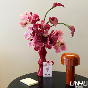 新中式喜庆新年红色花艺仿真蝴蝶兰花束陶瓷红花瓶插花高级感摆件