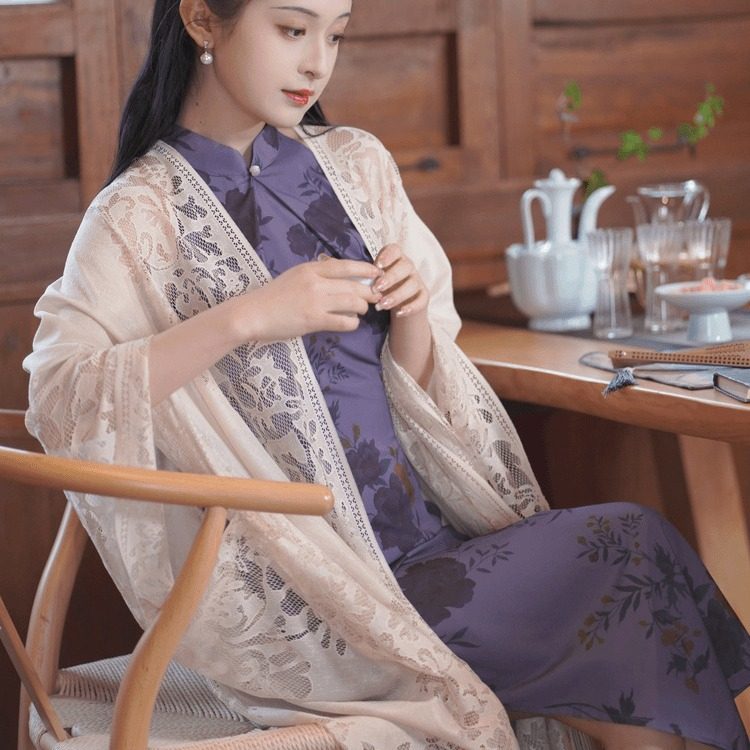 旗袍披肩专用外搭女2025新款秋冬白色镂空流苏斗篷独特漂亮开衫