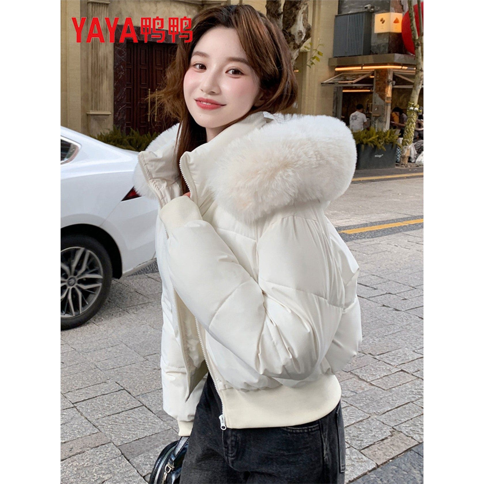 鸭鸭短款羽绒服女2026冬季新款时尚毛领连帽白鸭绒收腰面包服外套