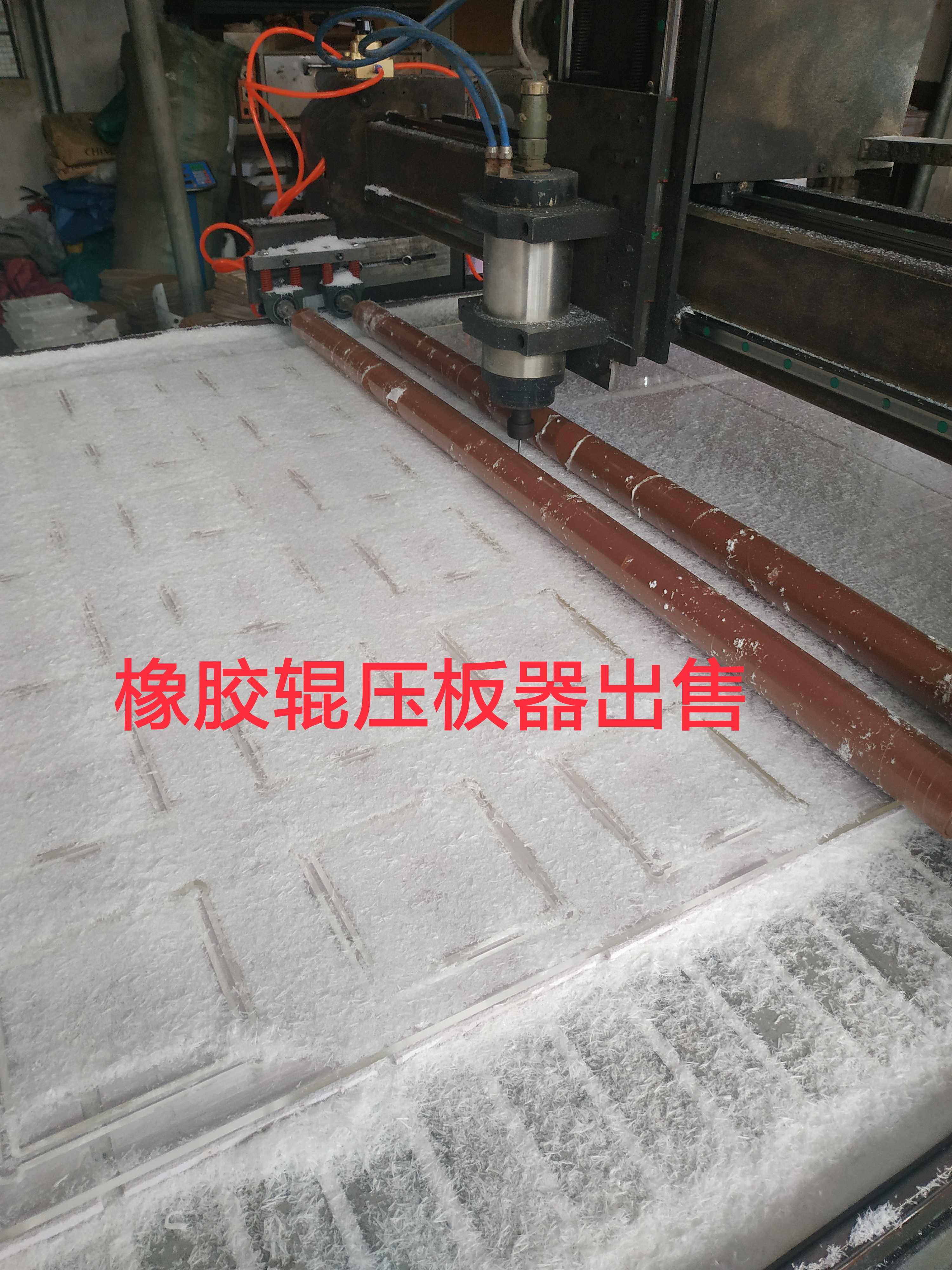 雕刻机压辊雕刻机压m轮压料雕刻机橡胶辊压板器台面压料雕刻机配