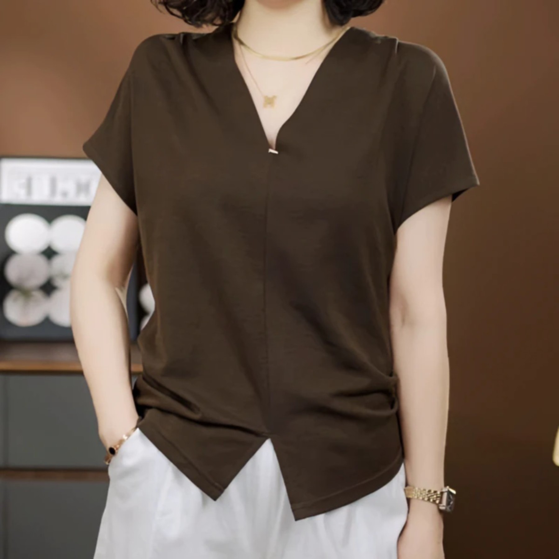 秀潮坊服装店2026夏季气质掐褶收腰显瘦V领短袖T恤女士不规则上衣