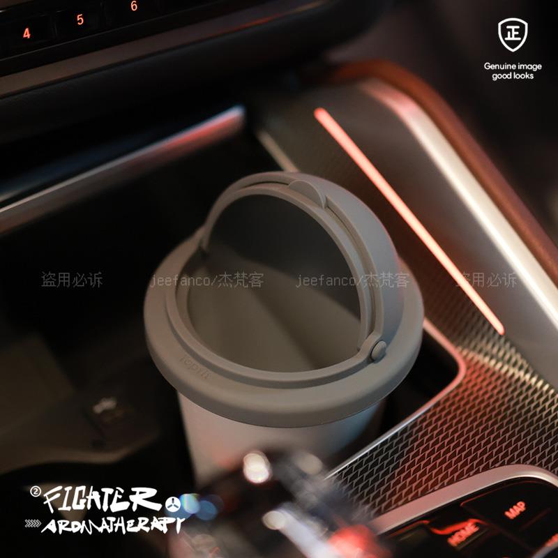 车载垃圾桶迷你烟灰缸带盖水杯槽垃圾车门槽硅胶杯创意储物桌面筒
