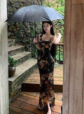 海边度假法式荷叶边碎花吊带连衣裙女夏季高级感修身显瘦气质长裙