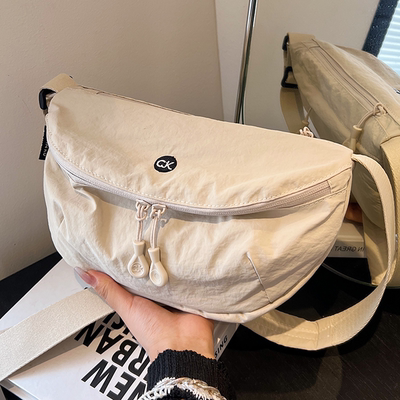 斜挎包女迷你胸包便携饺子包男上班通勤包2025新款小众百搭单肩包