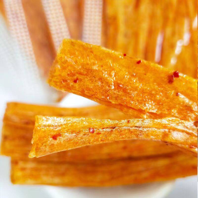 水晶凉皮辣皮香辣面制品辣条童年怀旧小零食校园五毛辣条整箱批发