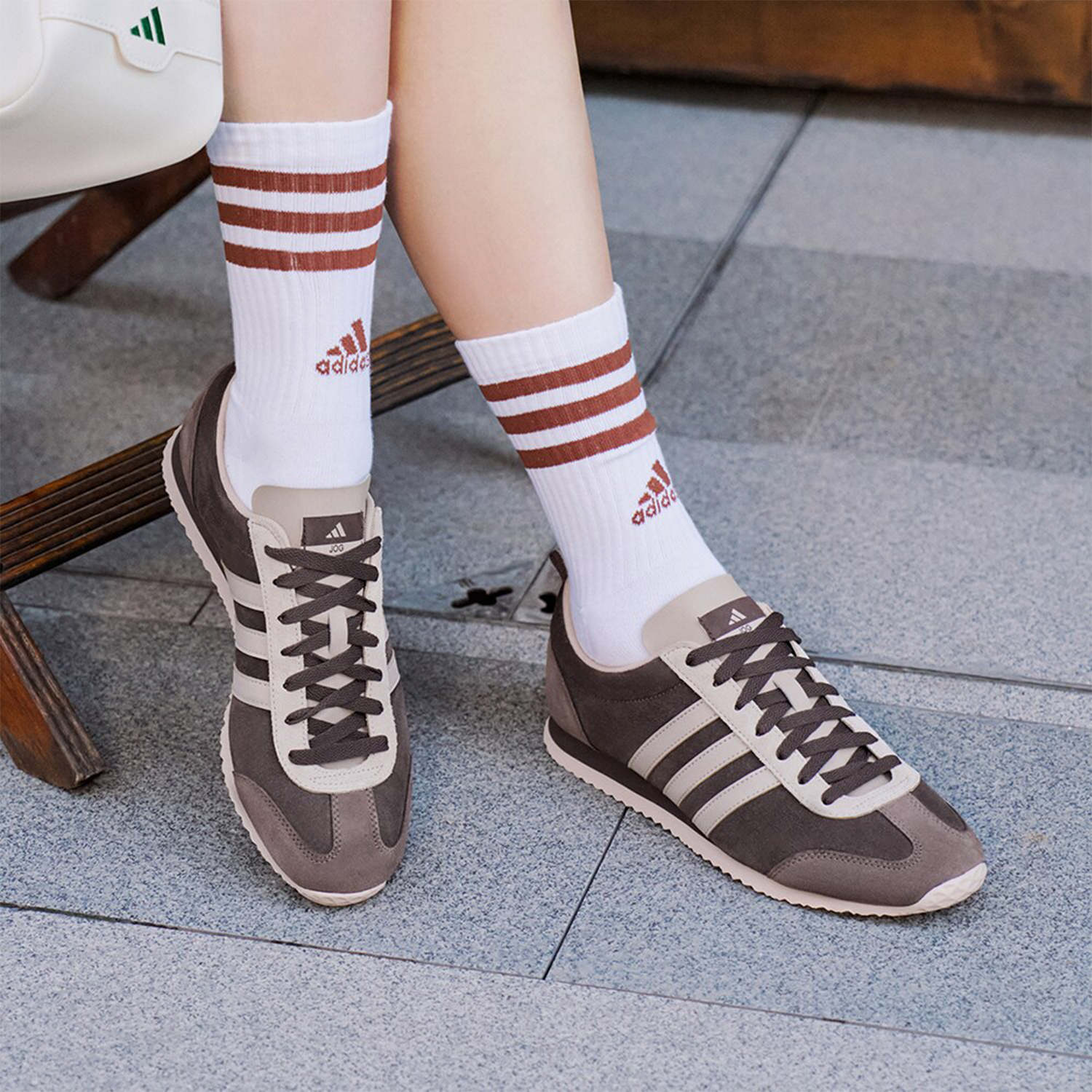 阿迪达斯男女防滑运动休闲鞋