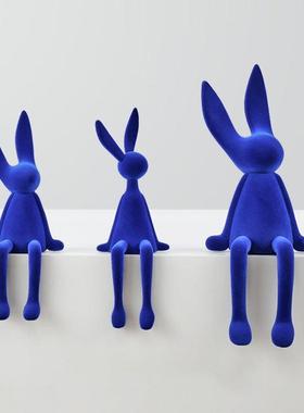 现代简约卡通植绒坐姿兔子摆件客厅售楼处装饰品公仔克莱因蓝摆设