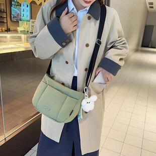 日韩休闲简约饺子包女2026新款秋冬棉服羽绒斜挎包轻便上课通勤包