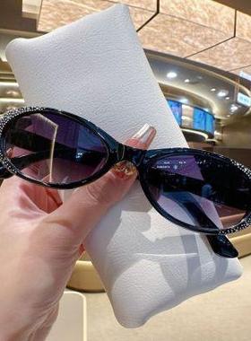 2025新款时尚太阳镜墨镜女防紫外线开车专用镶钻椭圆显年轻眼镜抖