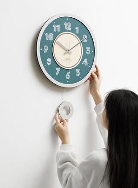 w款ozoom屋准免打2025新钟挂钟RWK客表厅家用简约创意摇孔摆时钟