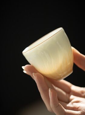 渐变米黄色花瓣纹渐变色陶瓷功夫茶具茶杯半刀泥品茗杯复古主人杯