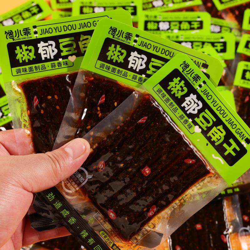 现货馋小乖蒜香椒郁豆角干辣条袋装开袋即食追剧解馋儿时麻辣零食
