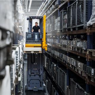 535磁导航自动上人位向叉车 通道1.7米三 升高15米 磁导轨向三叉