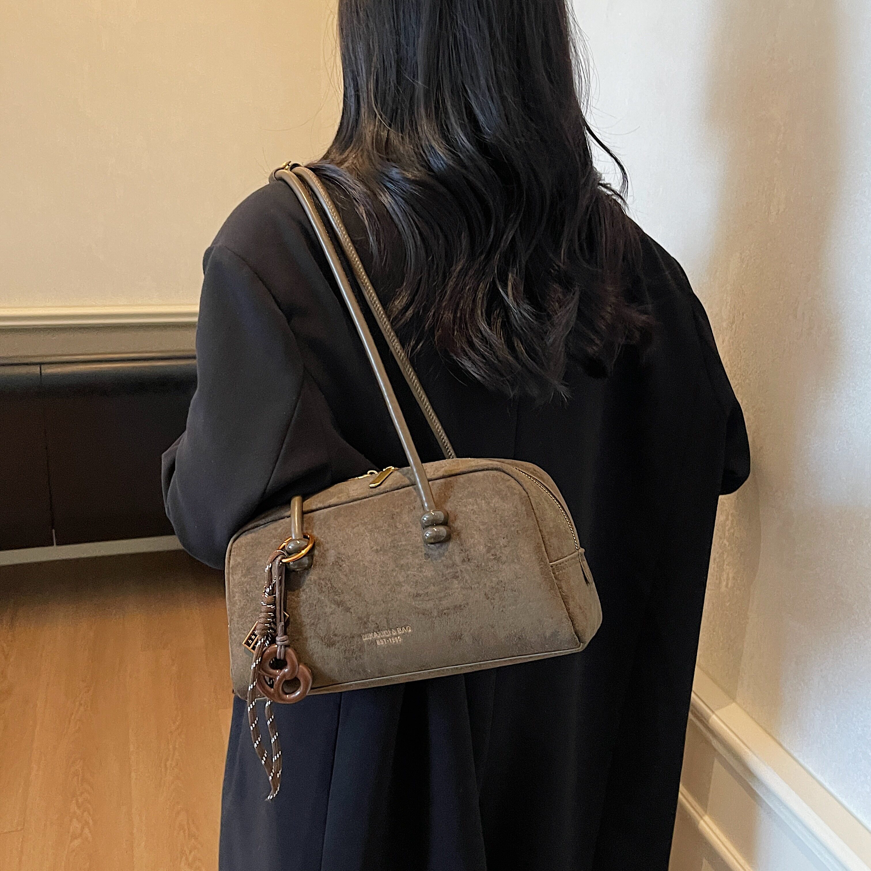 麂皮绒波士顿手提包2026秋款编织挂饰美拉德多色通勤百搭单肩女包