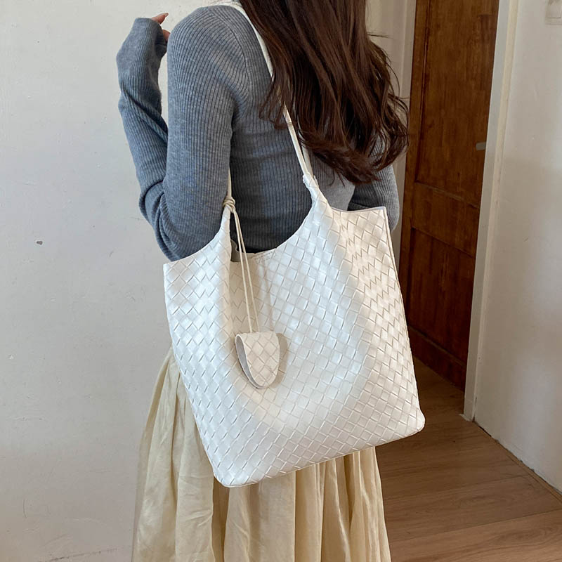 亮面压花慵懒水桶托特包2026秋款简约松弛感子母包可通勤百搭女包